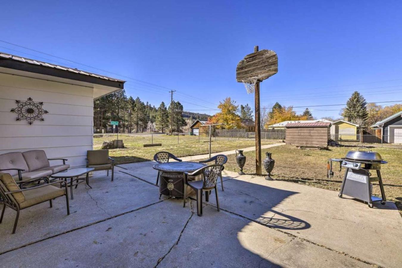 Stunning Highly Sought House W/ River Access Nearby Holiday home